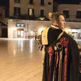 ...e da essa pendono delle vistose coccarde: ciascuna � dedicata alla loro mamma, sorella, fidanzata o qualsiasi donna importante della loro vita